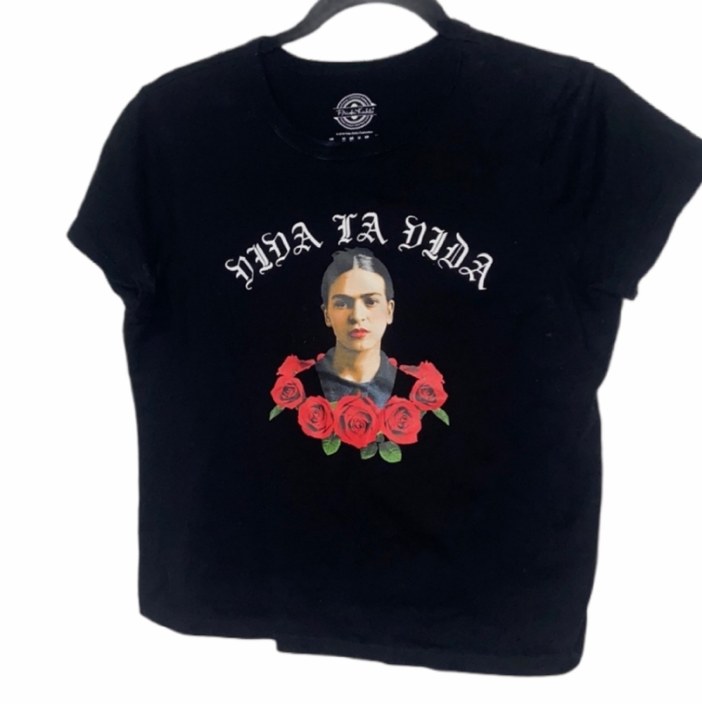 🆓🌹 FRIEDA 🌹Kalho Viva La Vida roses black cotton tee 🆓🆓🆓FREEW/$25BUNDLE❣️
